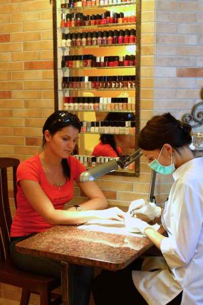 Manicure w Salonie Kosmetycznym Azyl